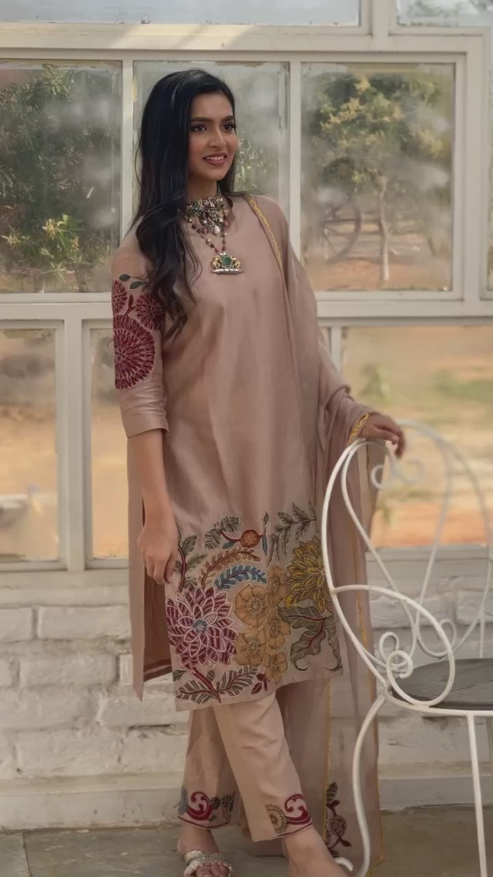 Beige Floral Kalamkari Kurta Set with Dupatta – Printed Appliques & Scallop Border